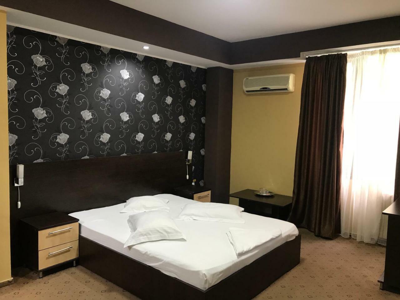 Hotel Bulevard โดรเบตา-ตูร์นู เซเวริน ภายนอก รูปภาพ